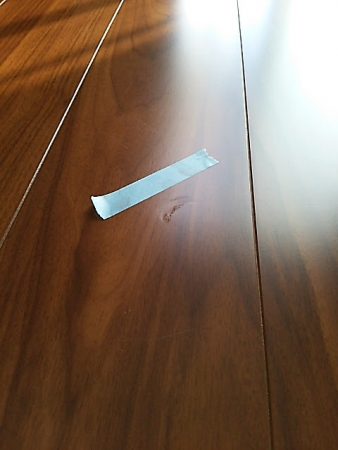 床に工具を落としてできたフローリングのキズ リペア(リビング)