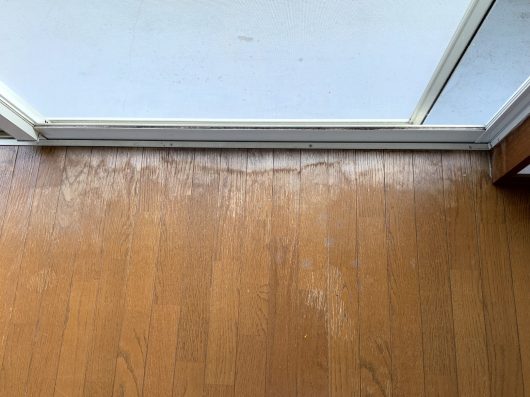 日焼けと結露で汚くなった掃出し付近のフローリング リペア