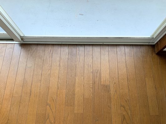 日焼けと結露で汚くなった掃出し付近のフローリング リペア