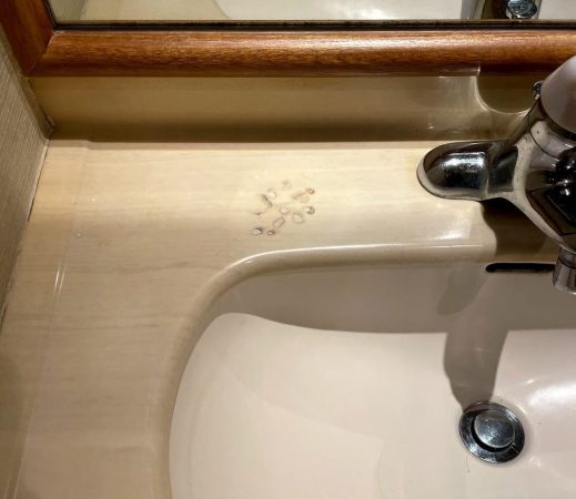洗面台カウンターについたタバコの跡のリペア(ホテル)