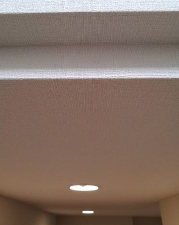 物があたり凹んだクロスのリペア(天井)