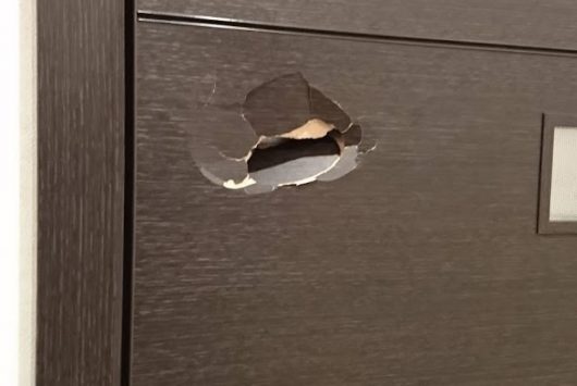 室内ドアの破れた表面のリペア（室内ドア２）