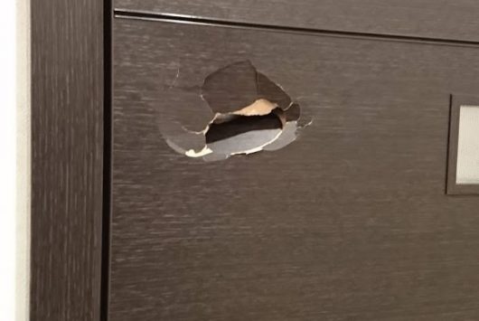 室内ドアの破れた表面のリペア(室内ドア2)
